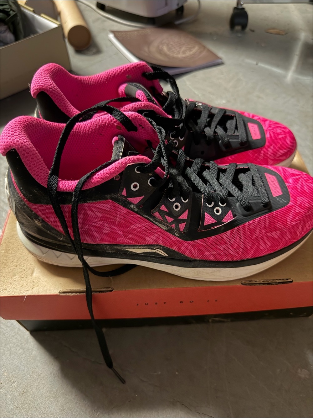 Li-Ning Men's Athletic Sneakers in Hot Pink and Black